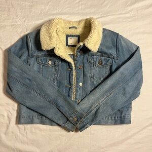 🤲🏽 Blue denim jacket with cream fur lining